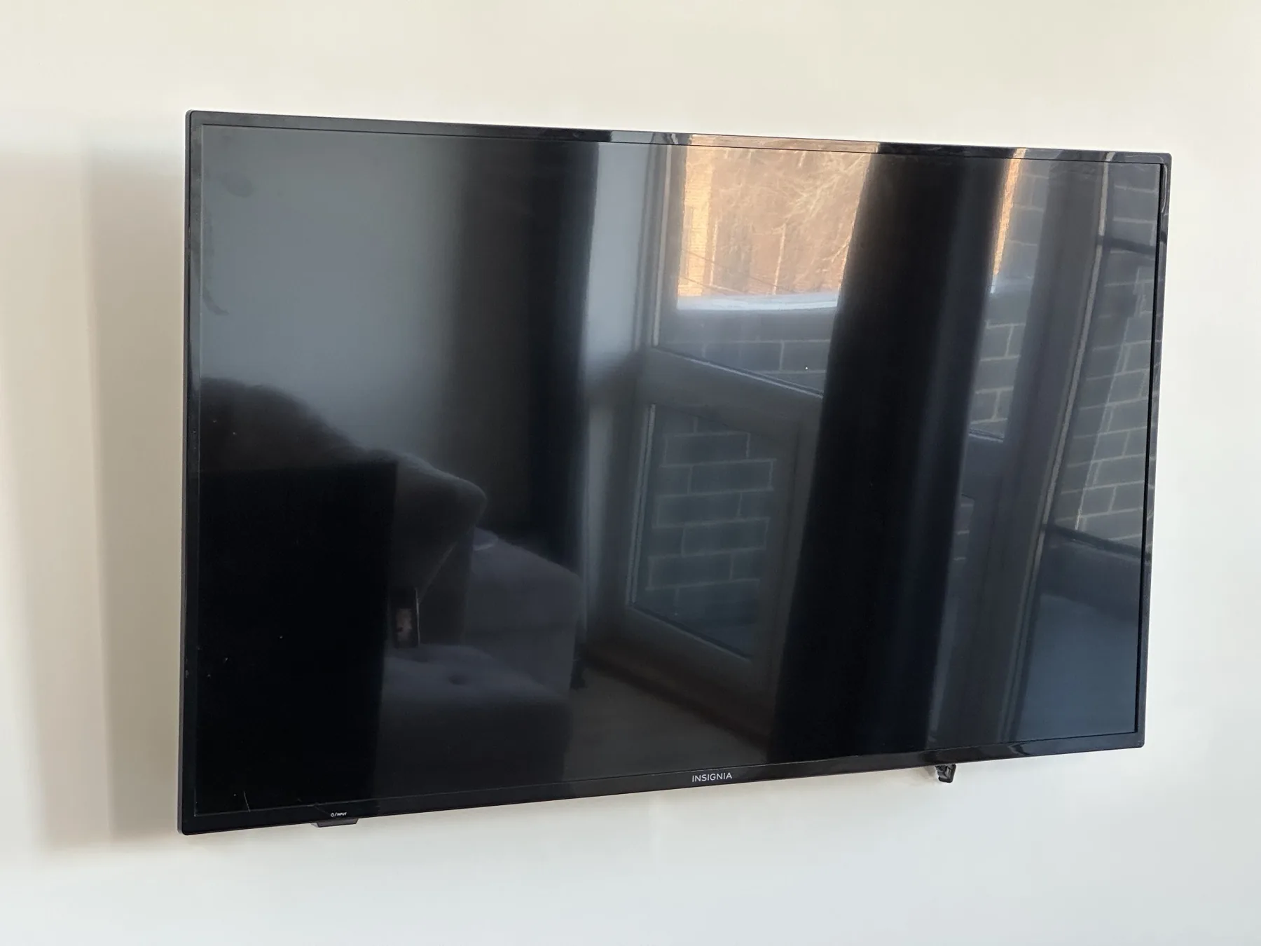 Completed TV installation by ORLEG Mounting Services