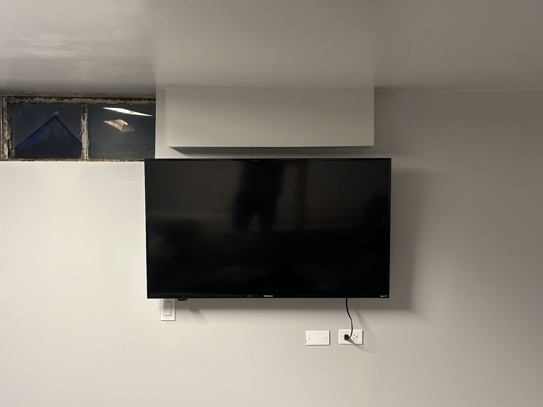 Completed TV installation by ORLEG Mounting Services