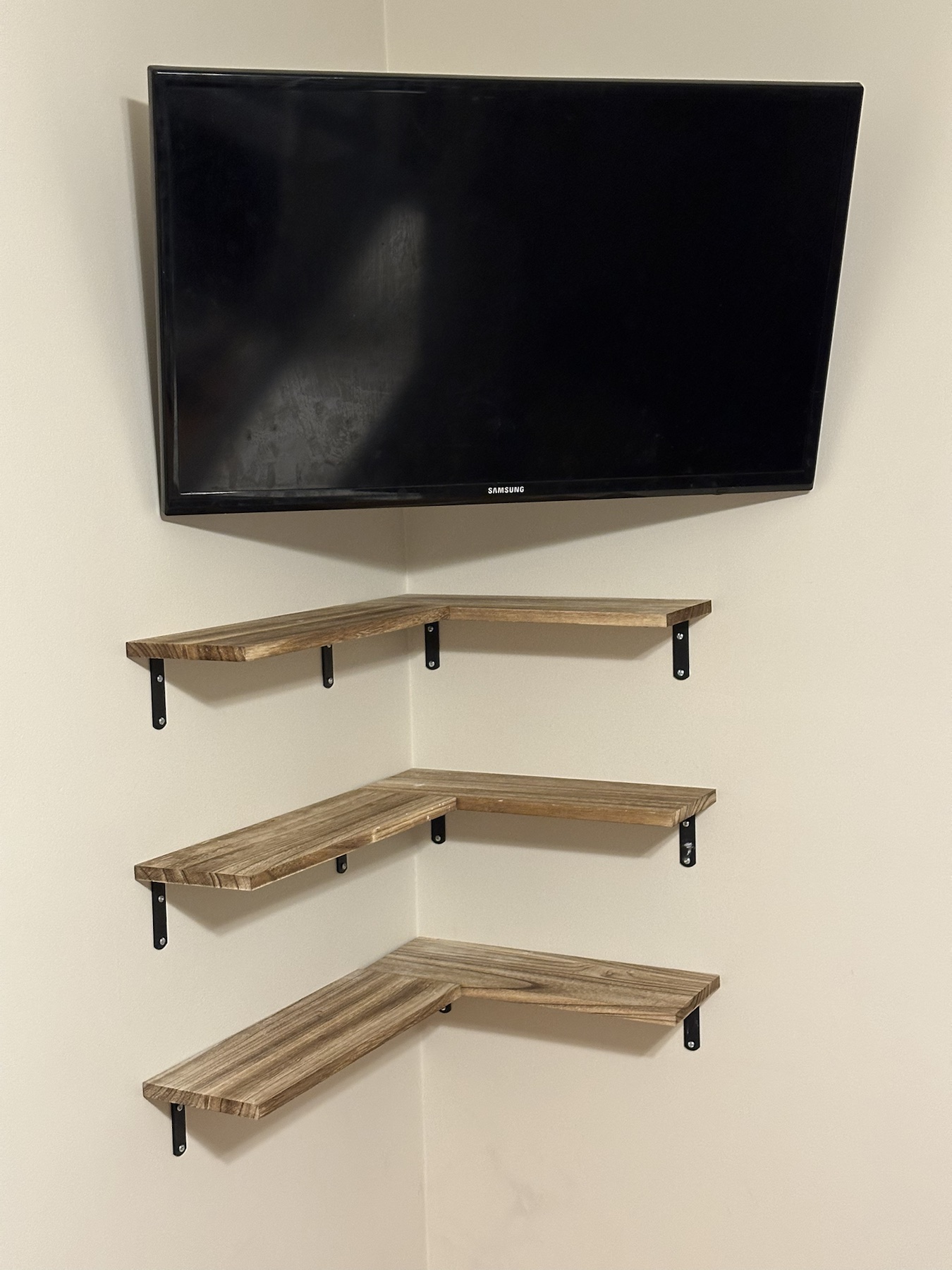 Completed TV installation by ORLEG Mounting Services