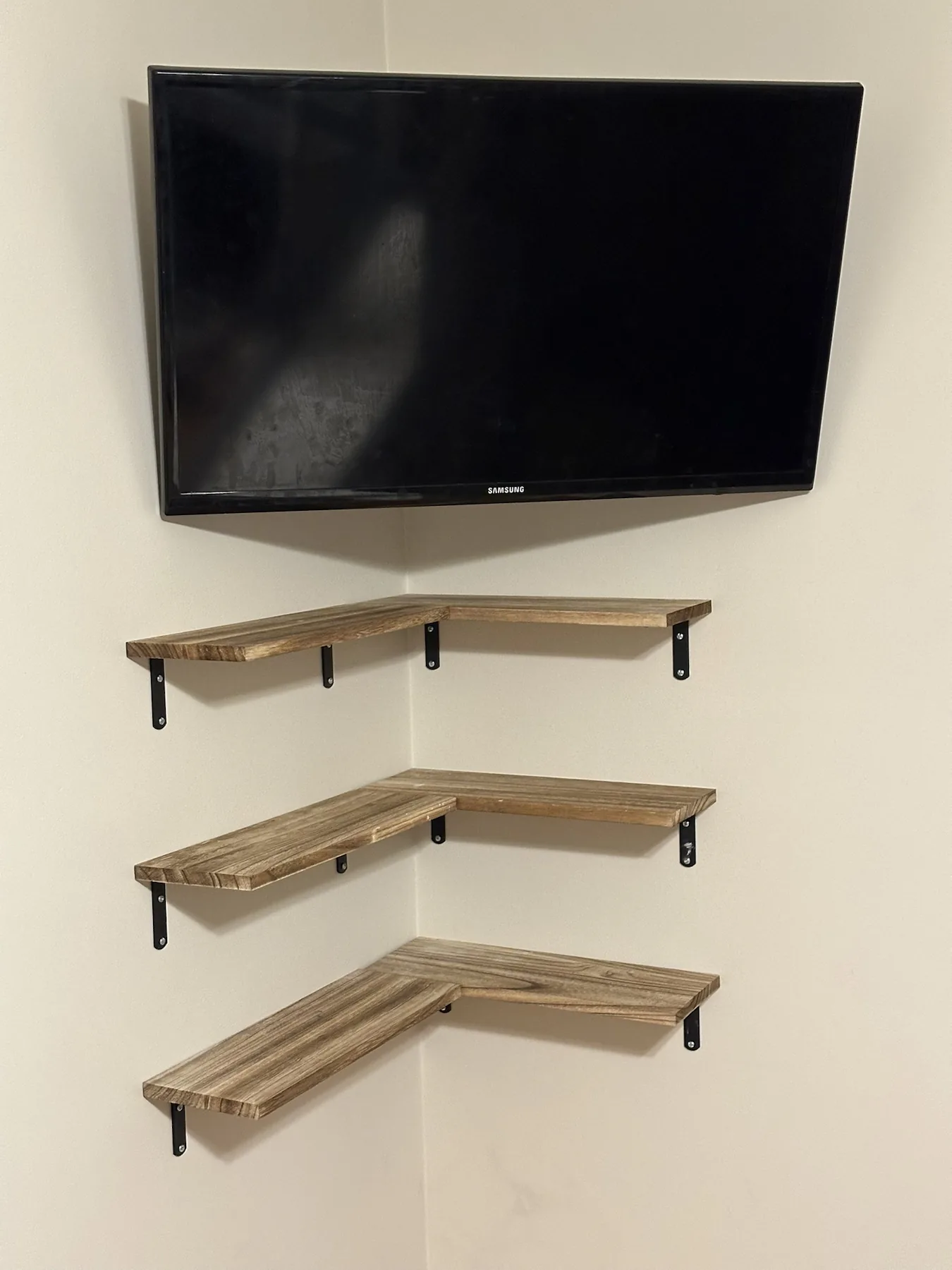 Completed TV installation by ORLEG Mounting Services