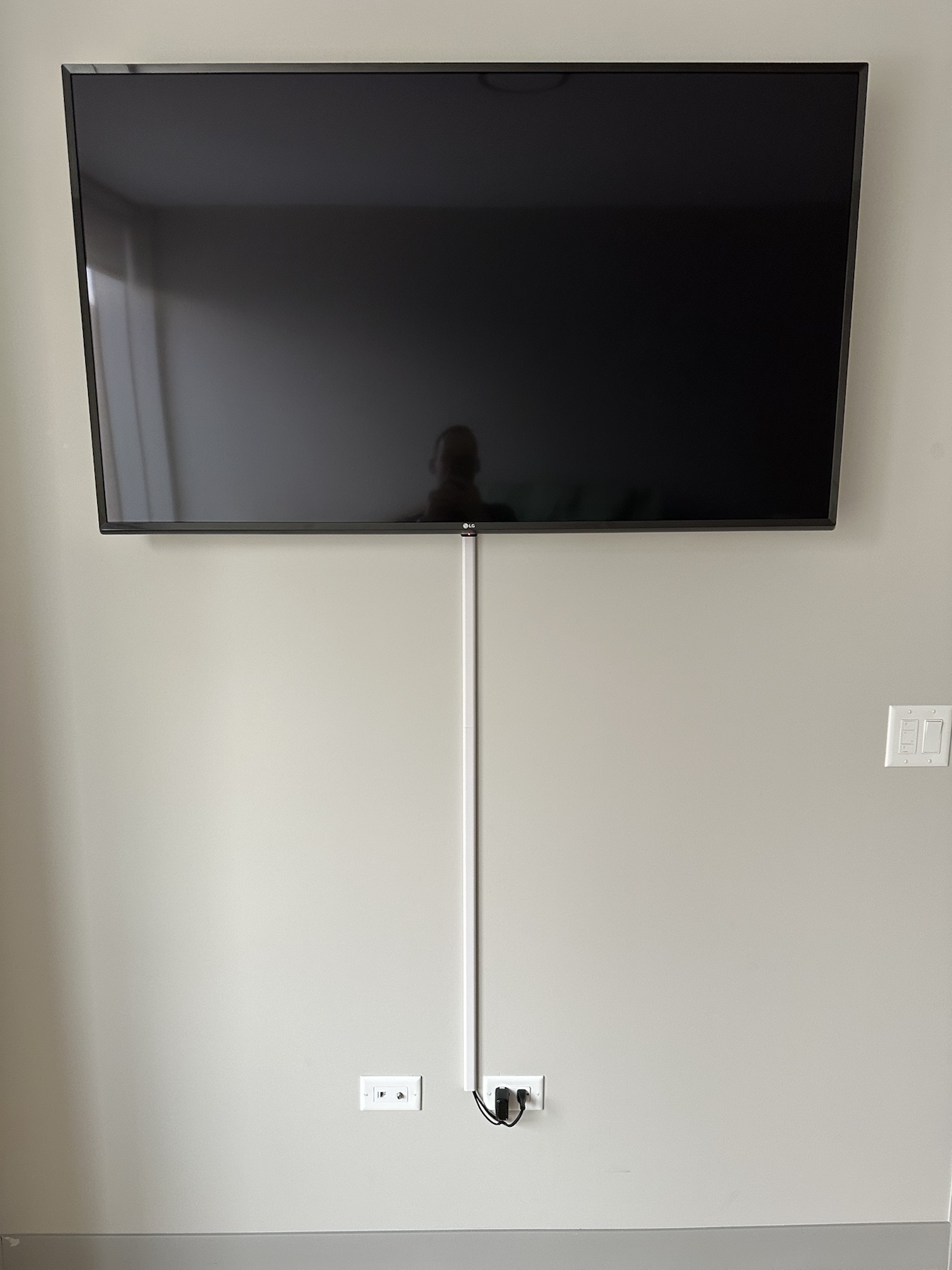Completed TV installation by ORLEG Mounting Services