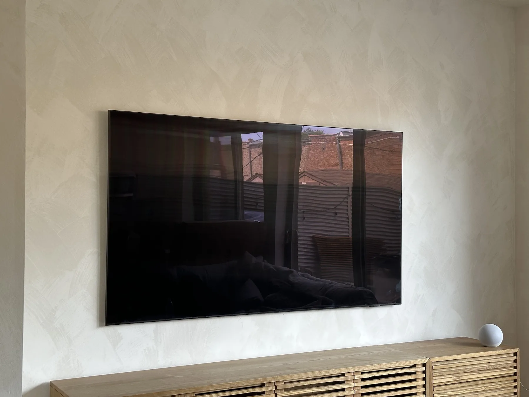 Completed TV installation by ORLEG Mounting Services